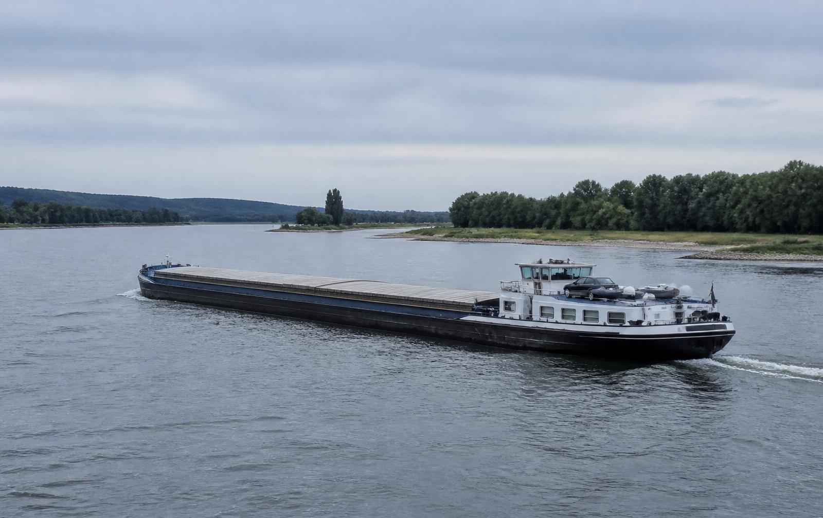Binnenvaartschip op een Europese rivier